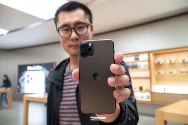 中国市場のiPhone販売台数、21年11月は14％増の670万台　