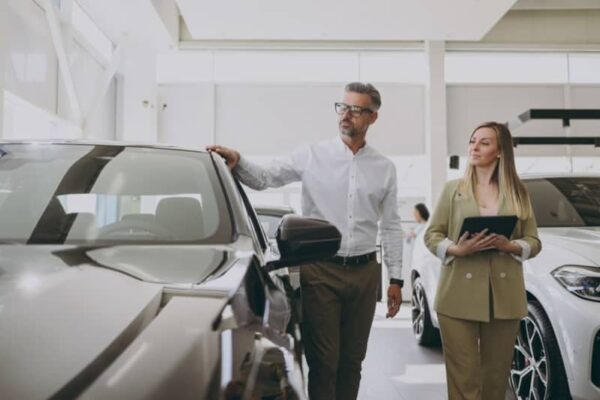 夫が新車を購入するなら「値引き交渉をするのが当たり前」と言っていました。15％ほど値引きしてもらいたいそうですが、そんなにうまくいくものですか？