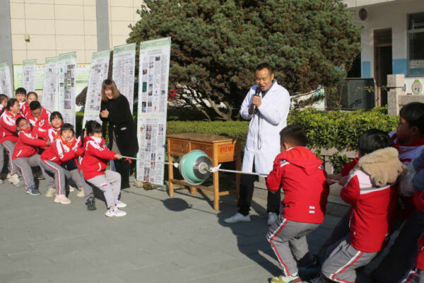 小学校で科学技術イベント　中国・武夷山市