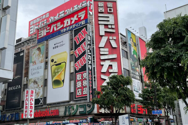 ヨドバシ福袋・転売屋、行列隔離や怒号で騒然？路上で業者が商品と金銭の授受