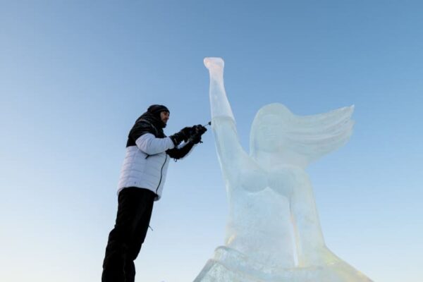 中国・ハルビンで氷彫刻コンテスト　12カ国の腕利きが参加