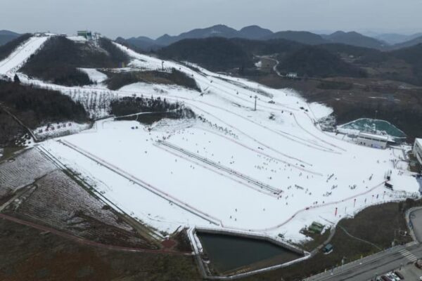 亜熱帯の屋外スキー場で町が活性化　中国湖北省巴東県