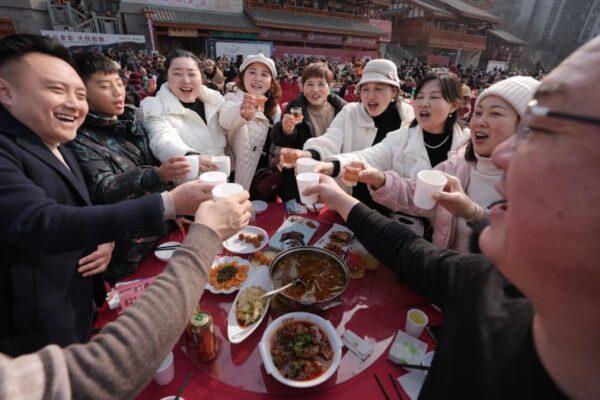 古鎮で旧暦12月の伝統行事「庖湯宴」開催　中国四川省広安市