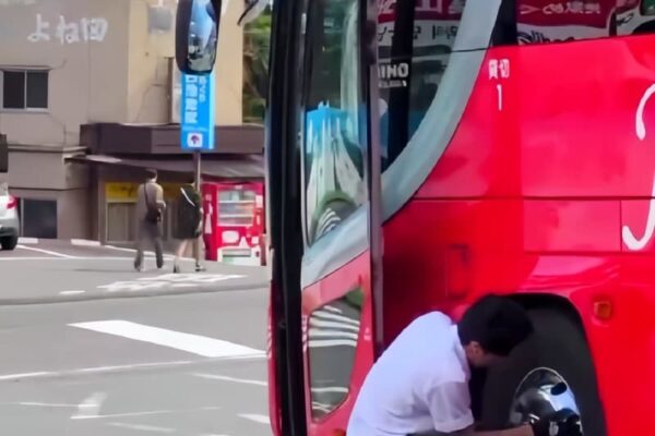 スマホいじってもいいはずなのに…日本のバス運転手に感銘＝中国ネット「日本の駅で見た光景が衝撃だった…」