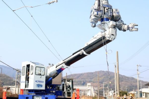 人型ロボットが線路上でメンテ　 JR西が広島県で公開　高所で塗装作業