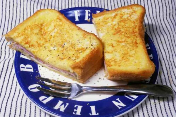 フライパンひとつで作れるホットサンド　とろーりチーズが「おいしそう」　コンビニの食品で作れるお手軽レシピに反響